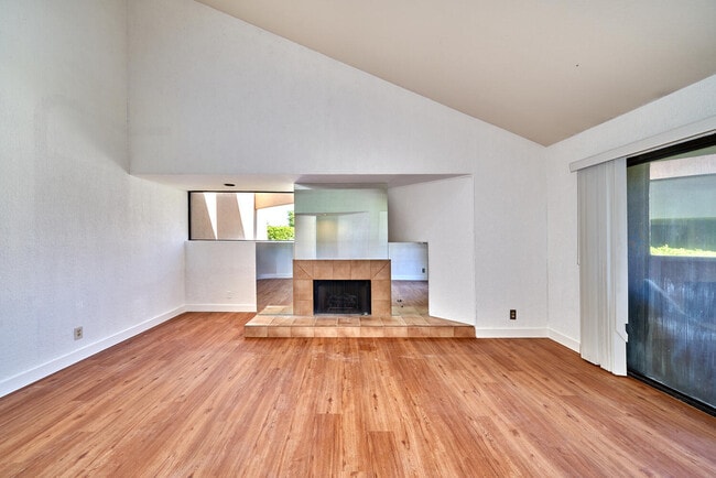 Building Photo - 414 Village Square N