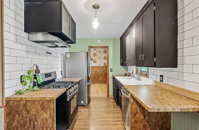 Building Photo - 6121 Trinity Dr NE