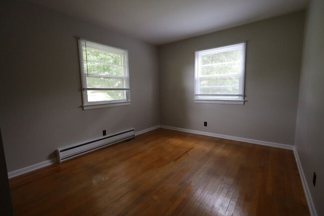 Building Photo - Three Bedroom Single Family Home in the Co...
