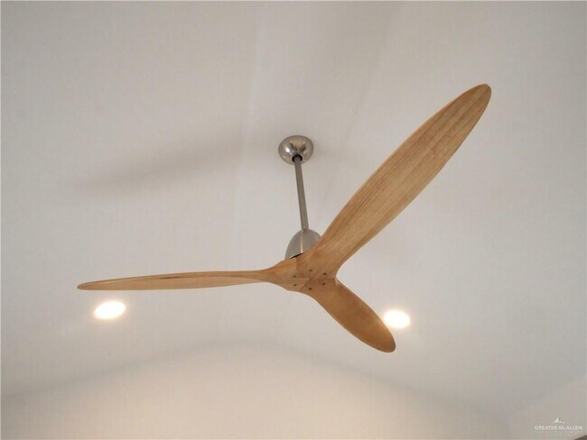 Building Photo - 23 Iris Ave