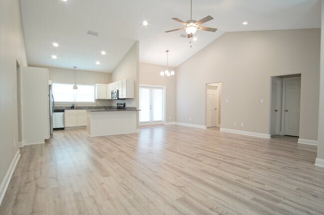 Building Photo - Gulf Breeze 3BR/2BA Townhome – Vaulted Cei...
