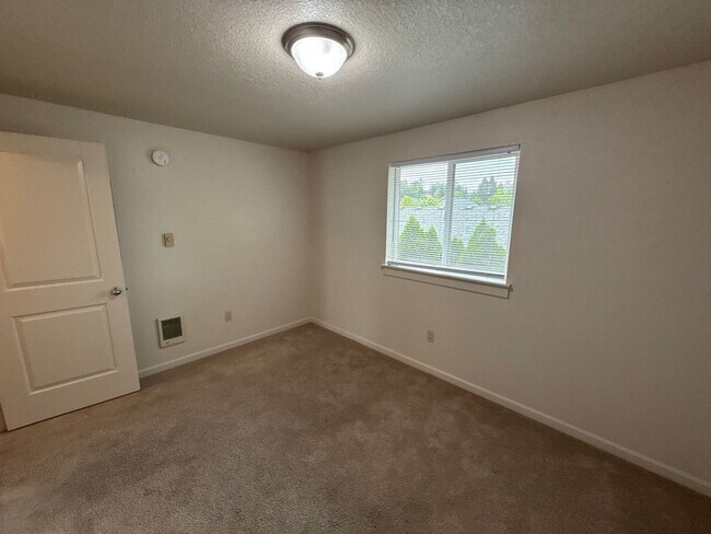 Building Photo - 905 Bryan Ct