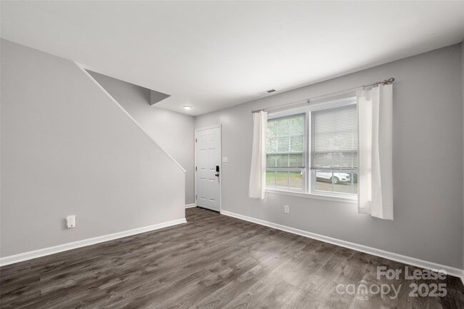 Building Photo - 1422 Delane Ave