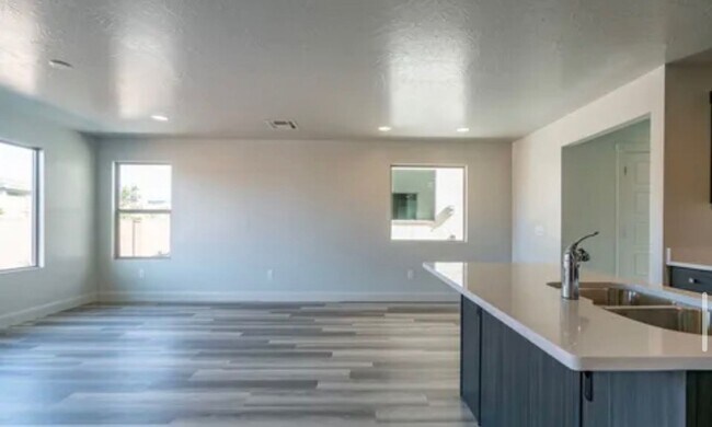 Building Photo - Dog-Friendly 4 Bedroom 2.5 Bath in Desert ...