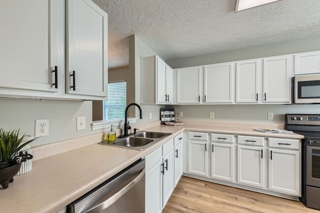 Building Photo - 5855 Monroe Crossing