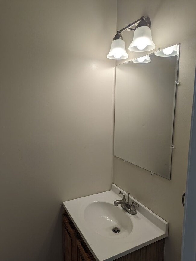 Building Photo - Available! Beautiful End Unit Condo in Bet...