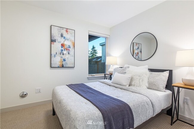 Building Photo - Modern 4-Bedroom Townhome in the Heart of ...