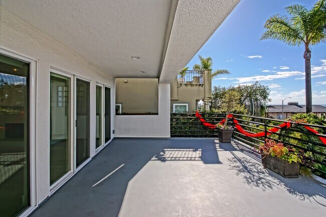Building Photo - Beautifully Remodeled, 4BR4.5BA Hill Section Home w/ Amazing Panoramic Ocean Views, 3 Decks, Atri...