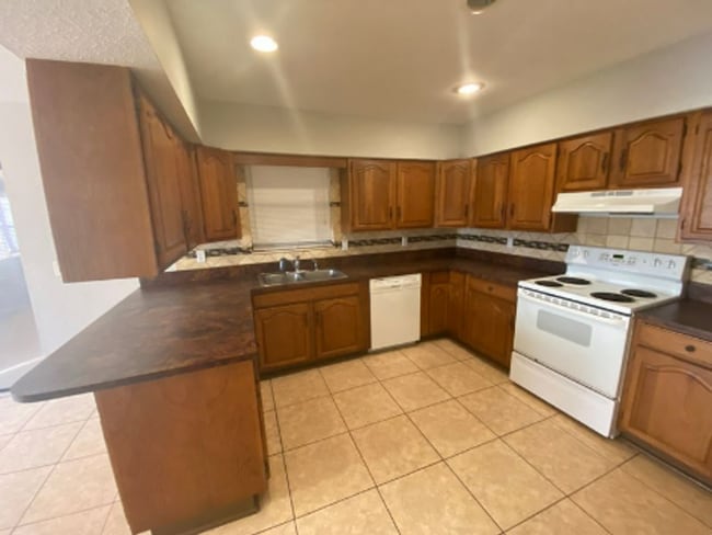 Building Photo - 3 Bedroom 2 Bath home in New Smyrna Beach for RENT!