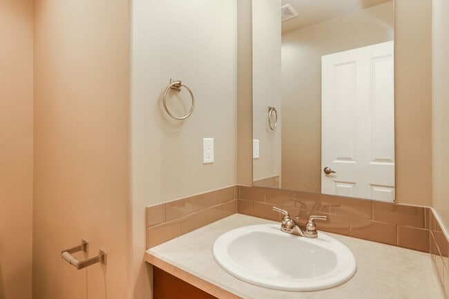 Building Photo - Bright and inviting townhome located in a charming community in Mountlake Terrace.