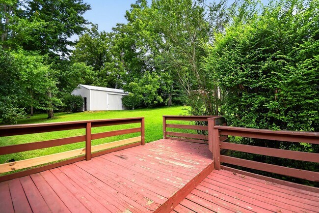 Building Photo - Pet Friendly on Three Acres!
