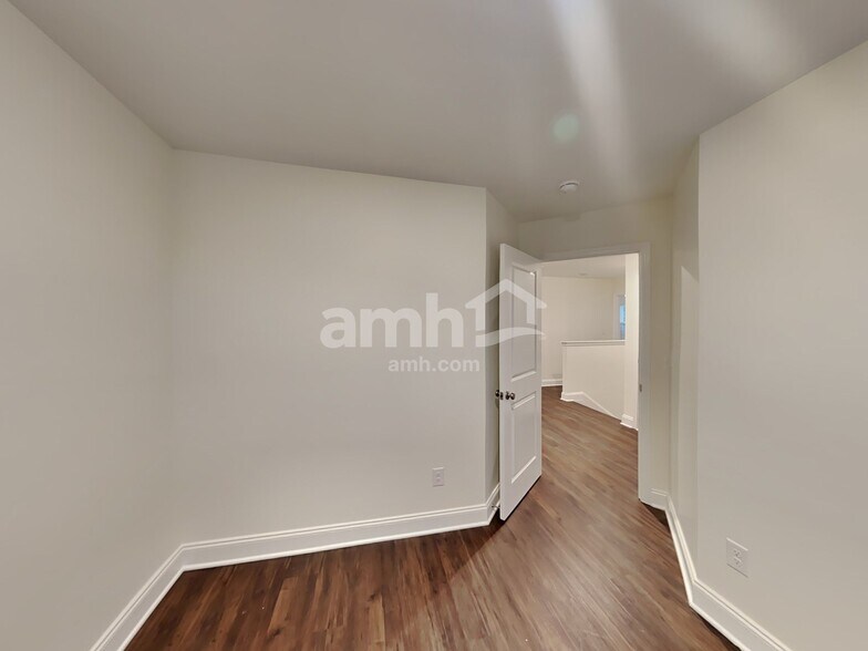 Building Photo - 2112 Williamshire Ln