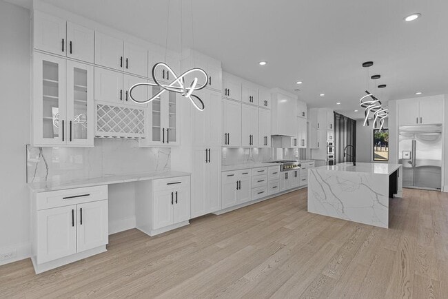 Building Photo - 555 Versailles Dr