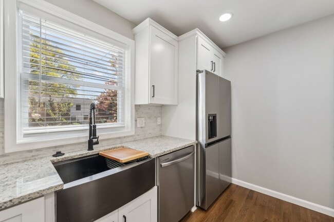 Building Photo - Charming 3 Bed 2.5 Bath Interior Townhome ...