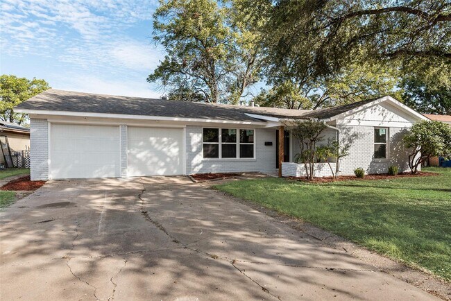 Building Photo - Built for Entertaining. Designed for Living. Fresh Style. Smart Layout. Perfect Location
