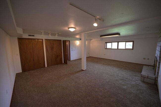 Building Photo - 4 bed, 2 bath, split level home in Sequim,...