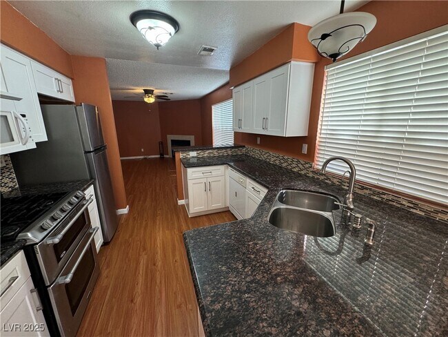 Building Photo - 10041 Dove Ridge Dr