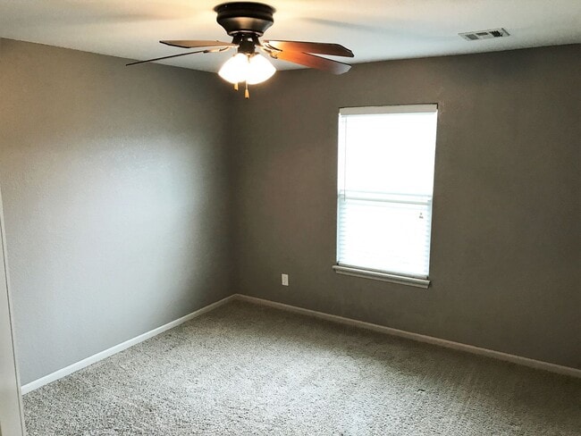 Building Photo - 3D Tour Available - 1-Car Garage + Fenced-in Yard + LVT Flooring! Available July 3rd!