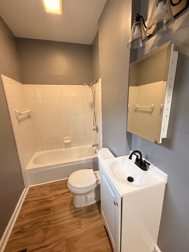 Building Photo - Beautifully renovated 2 br house!