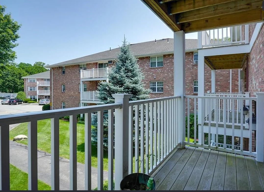 Building Photo - 10 Karen Cir