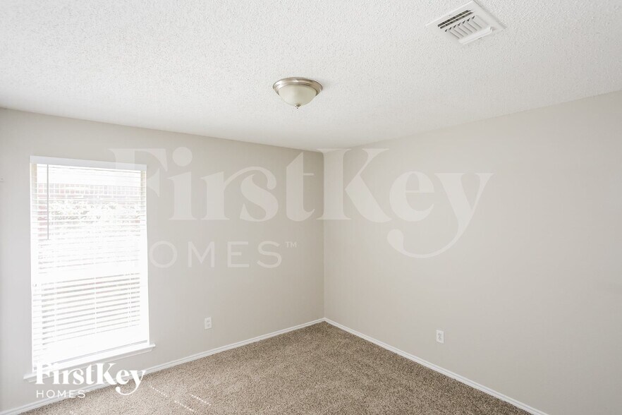 Building Photo - 2505 Hidden Springs Dr
