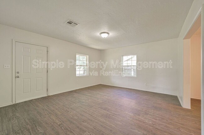 Building Photo - 713 SW 25th St