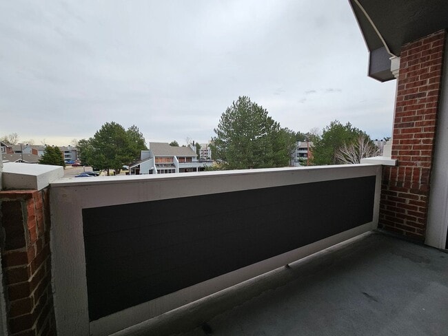 Building Photo - Awesome Aurora Top Floor 2 Bed 2 Bath Cond...