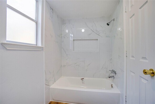 Building Photo - 605 Jeff Davis Ct