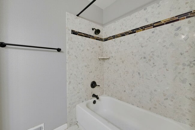 Building Photo - Beautiful 4 Bed 2.5 Bath Town Home in Fremont Northgate Area !