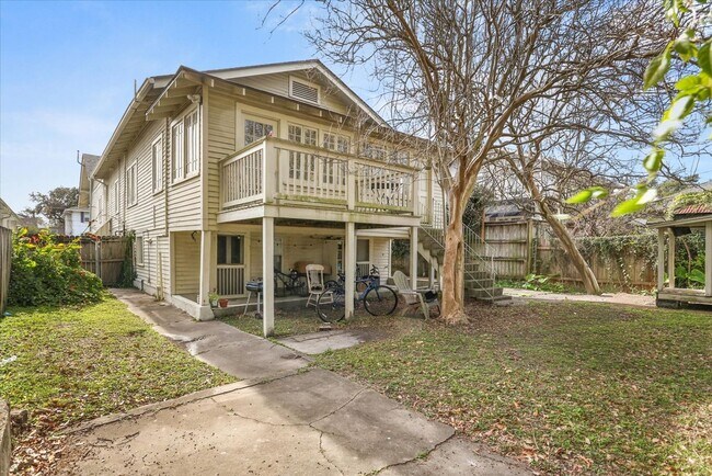 Building Photo - 5 BR- Available June 2027 lease - Renovated House steps from Campus!