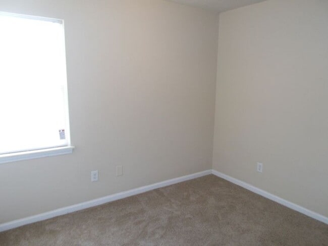 Building Photo - Lovely 3-Bedroom Home in the Hilltop/Faire...