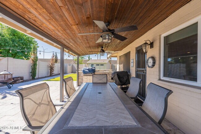 Building Photo - 4021 S Holbrook Ln
