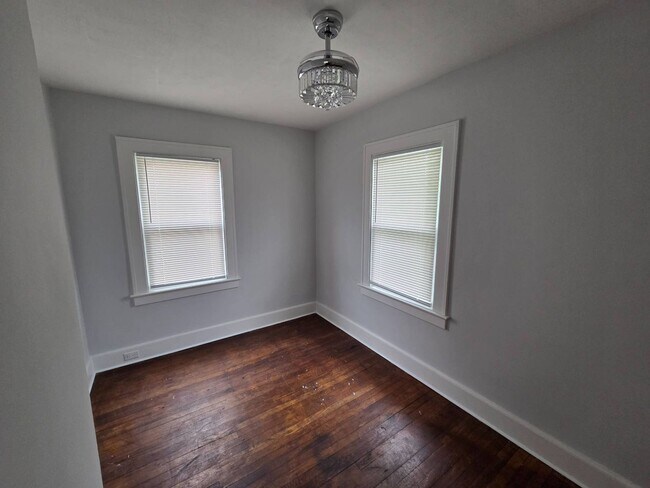Building Photo - Charming 3-Bedroom Property in Prime Location