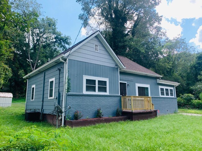 Building Photo - Wow! Grant Park Location! 3 bed, 2 bath, h...