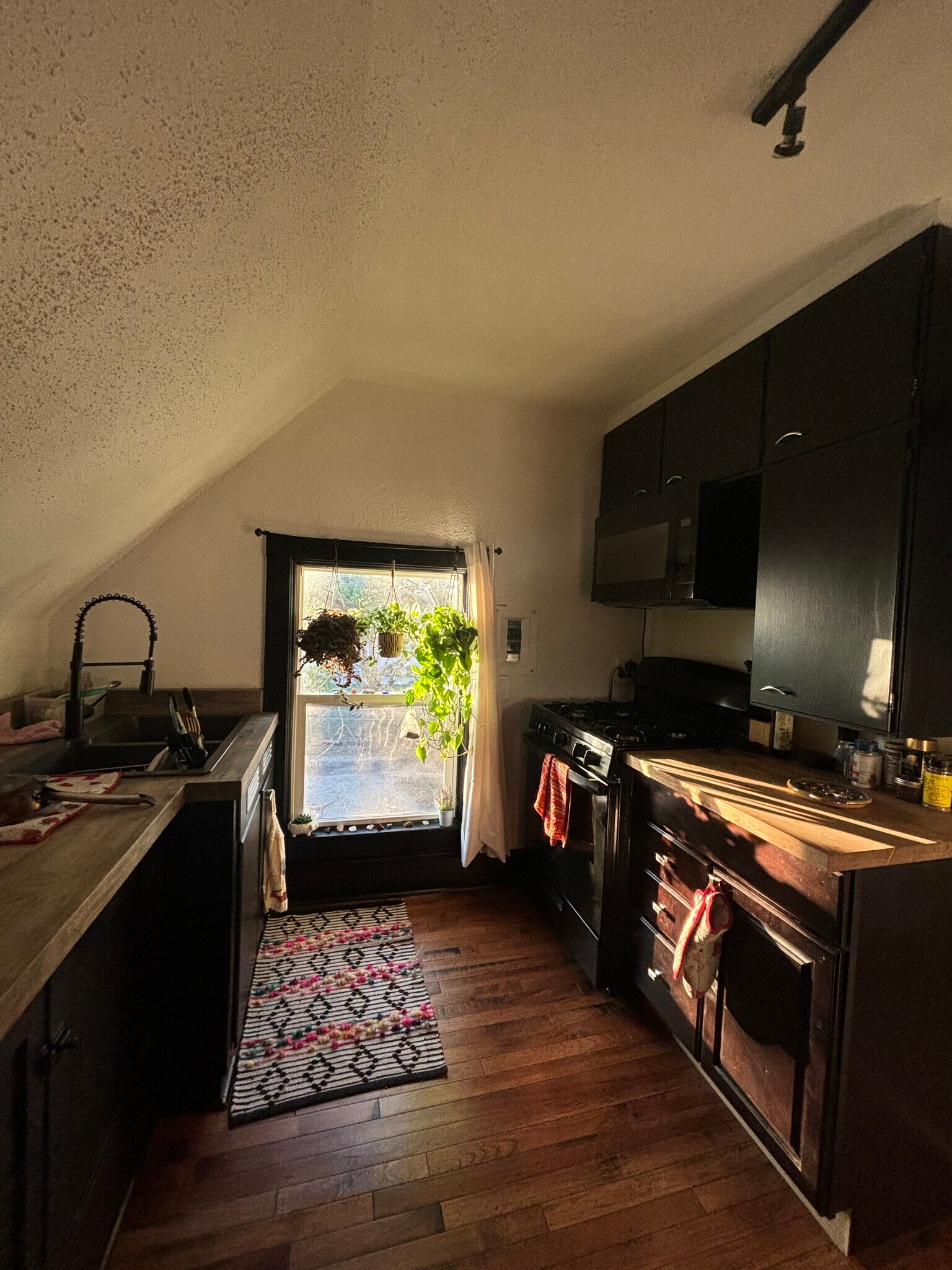 Building Photo - 1841 1/2 Highland Ave