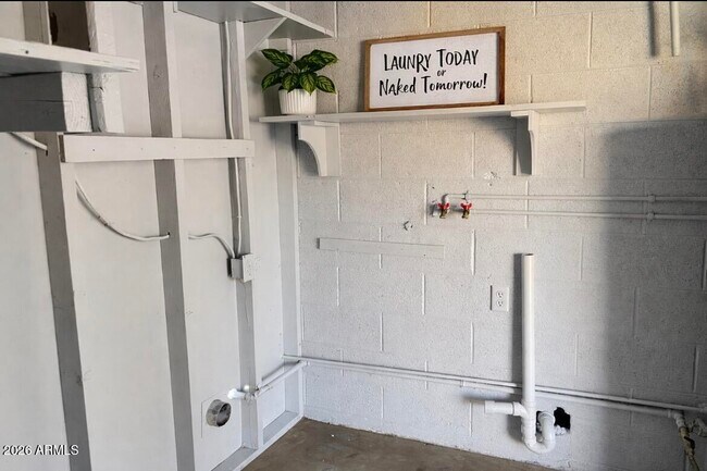 Building Photo - 2022 W Eugie Ave