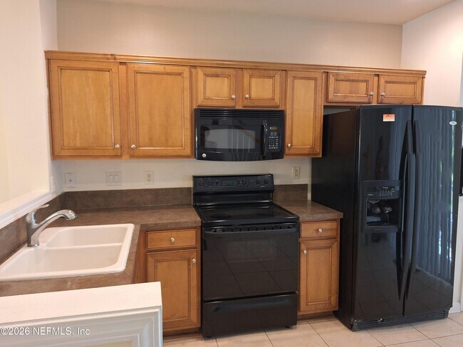 Building Photo - 8106 Summer Cove Ct