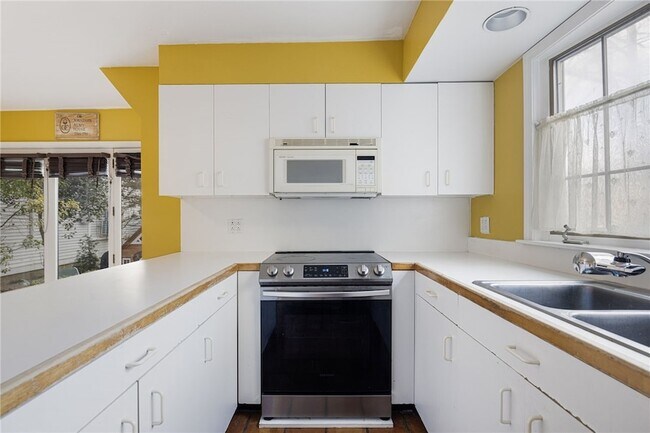 Building Photo - 73 Thames St