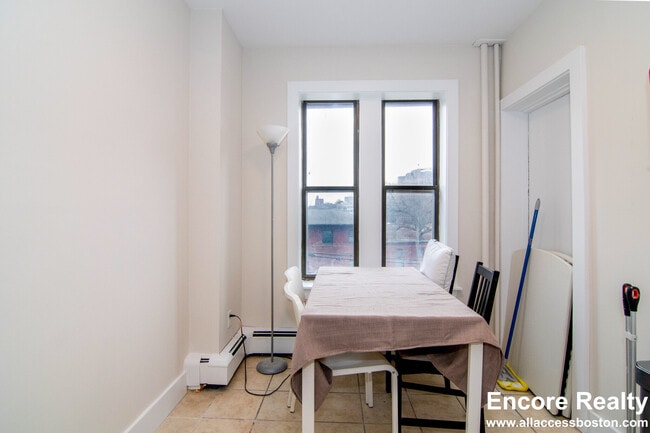 Building Photo - 448 Park Dr