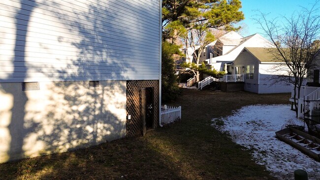 Building Photo - 3 Bedrooms, 2.5 Bathrooms Townhouse Rental