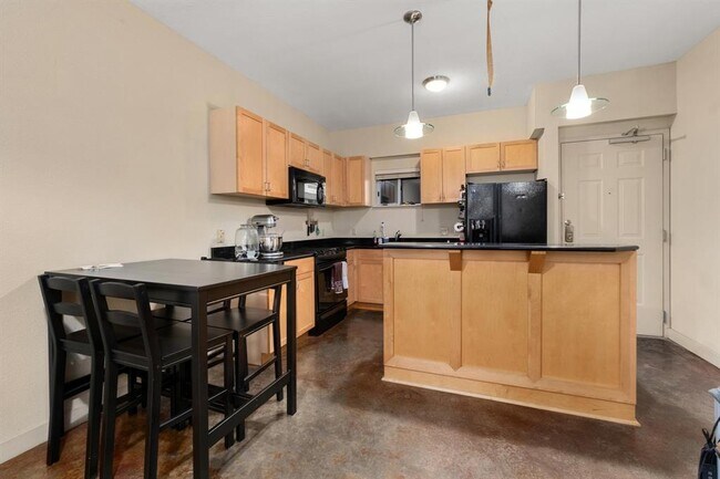 Building Photo - 711 W 26th St