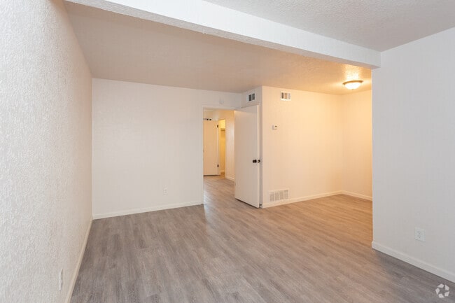 1BR 1BA - 600 SF - East 12th Townhomes and Apts