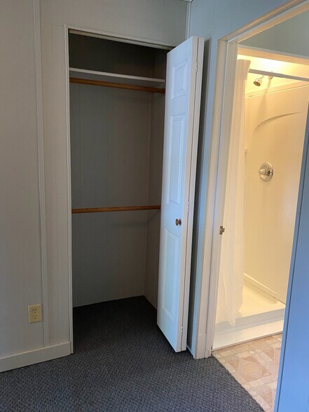 Building Photo - 8036 Lake Shore Dr