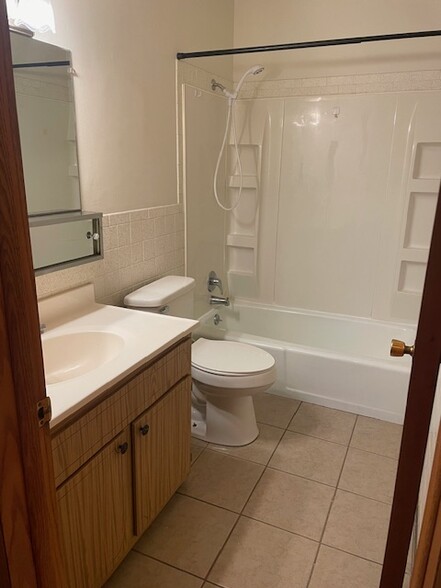 Full bath upstairs - 2914 Fernwood Ave