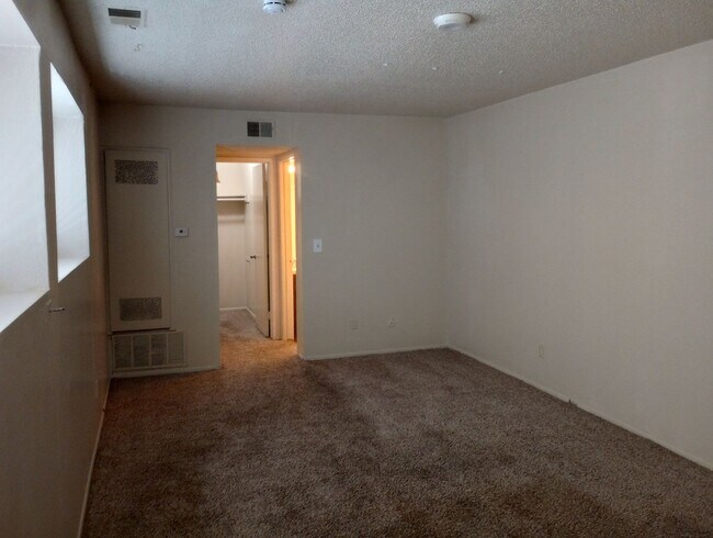 Building Photo - Studio and Bath, 600 sqft with walk in clo...