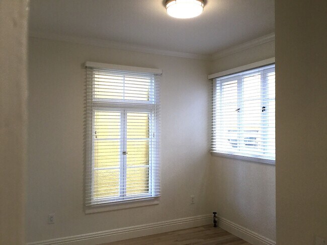 Building Photo - 633 Alma Ave