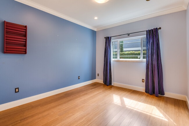 Building Photo - 2006 Manhattan Beach Blvd