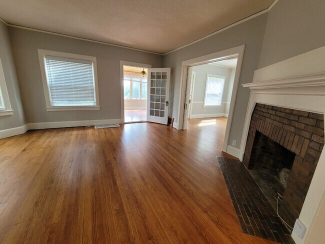 Building Photo - Beautiful 4 bedroom 2.5 house