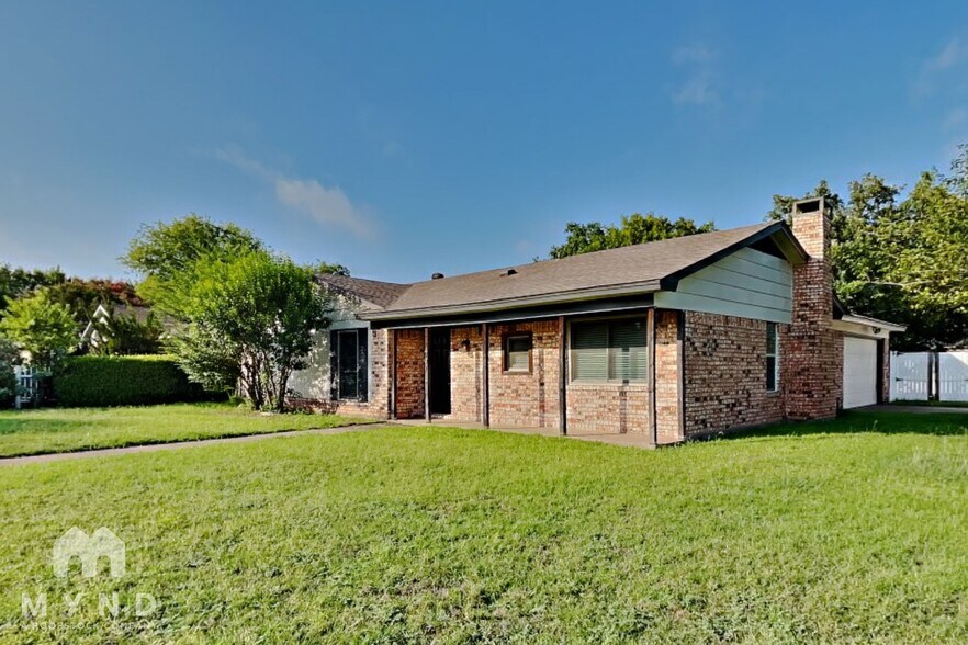 Building Photo - 461 NW Charlyne Dr