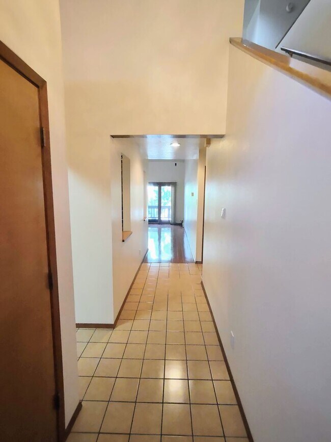 Building Photo - Spacious Downtown Townhome Available Now!